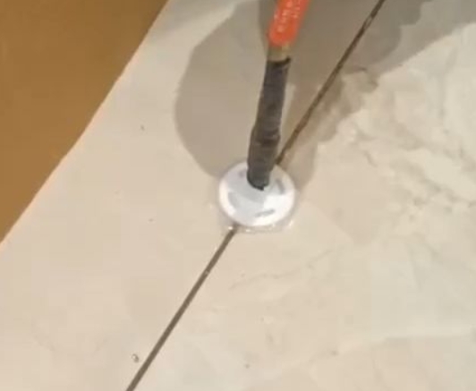 利辛瓷砖空鼓维修公司专业解答瓷砖在铺贴过程中，如果没有涂抹均匀到位的粘结材料（如水泥砂浆或瓷砖胶），可能会导致以下问题