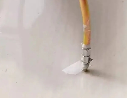 利辛瓷砖空鼓维修公司专业解答在瓷砖铺贴过程中，如果使用的砂料过粗（如全部使用了粗砂），可能会导致以下问题