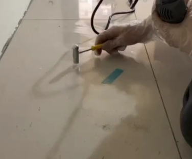 利辛瓷砖开裂维修公司专业分享瓷砖在铺贴前如果没有沥干水分，将会导致以下问题