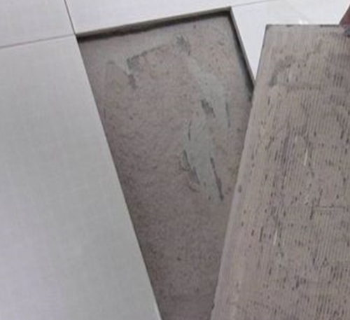 利辛瓷砖空鼓维修公司分享瓷砖铺贴时如果打浆（即涂抹在瓷砖背面和基层上的砂浆或瓷砖胶）过少，会带来以下问题